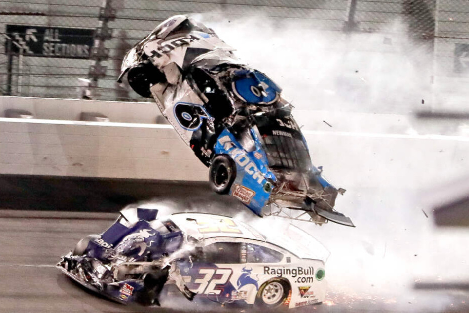 Das Auto des 42-jährigen Ryan Newman überschlägt sich beim Daytona 500 NASCAR Rennen mehrfach und wird über die Fahrbahn geschleudert.