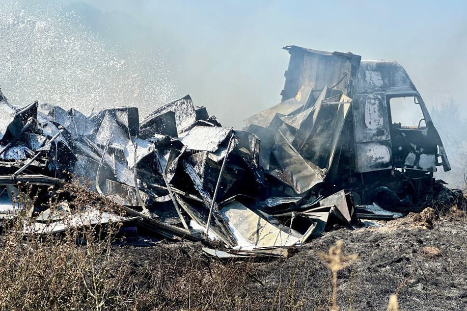 Unfall A2: Drei Lkw und ein Wohnmobil in Flammen: Tödlicher Unfall auf der A2