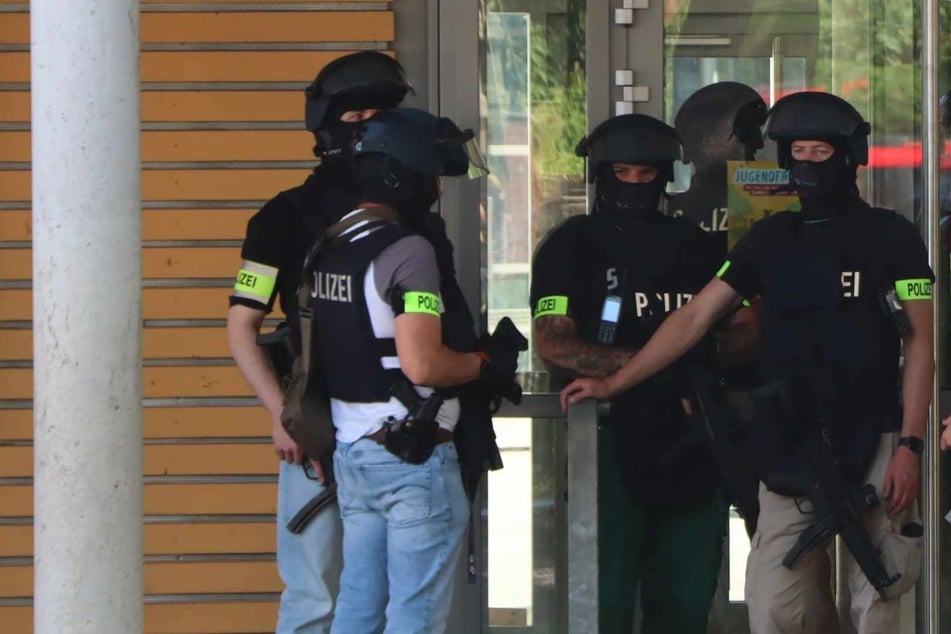 Bange Stunden an Gesamtschule: Polizei durchsucht Gelände nach Droh-Anruf