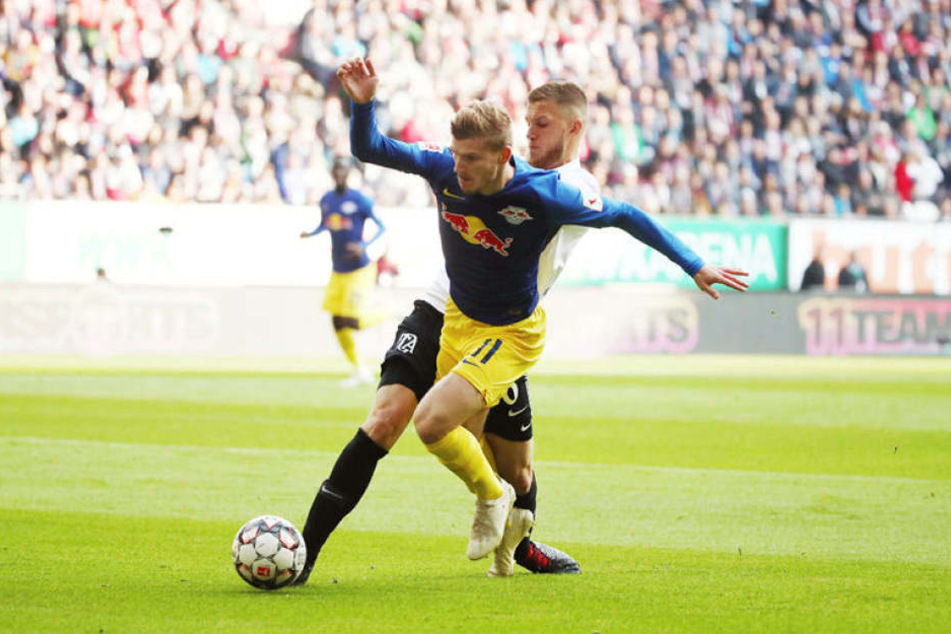 Die Szene, die eine vierminütige Unterbrechung und viel Gesprächsstoff lieferte: Timo Werner fällt im Zweikampf mit Jeffrey Gouweleeuw im Strafraum. Was danach passierte, irritierte viele.