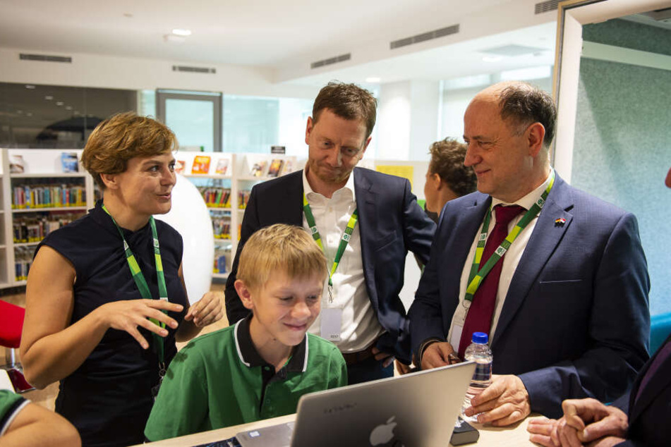 Pädagogin Nancy Hollmann (34) mit Sachsens Ministerpräsident Michael Kretschmer (43, CDU, M.) an der Deutsch Europäischen Schule Singapur.