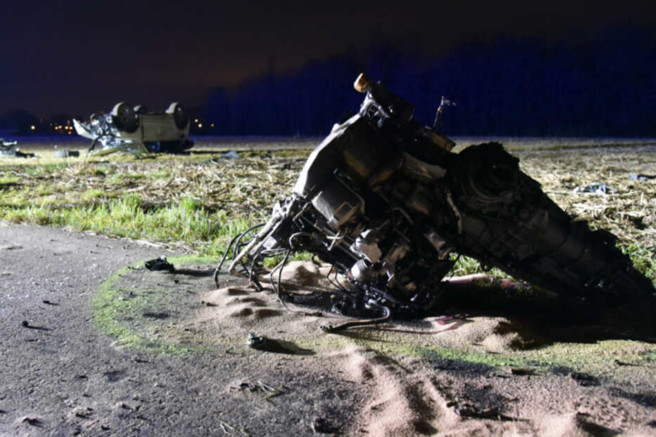 Der Motor liegt meterweit vom Wrack des SUV entfernt.
