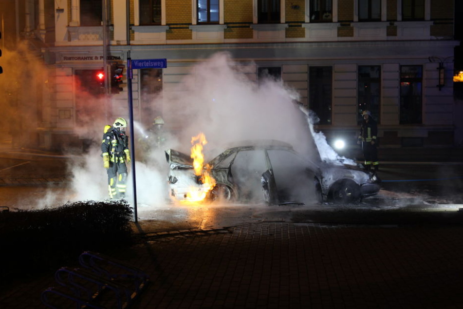 Der Wagen brannte im Leipziger Norden komplett aus.