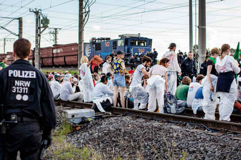 Aktivisten blockierten am Freitagabend die Gleise zum Kraftwerk Neurath in Grevenbroich.