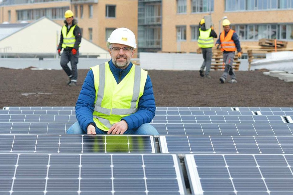 Steffen Lohmann (43) auf der Baustelle Straßenbahnhof Dresden-Trachenberge. Als Bauleiter überwacht er auch die Montage der Solarmodule zur Stromerzeugung auf dem Dach.