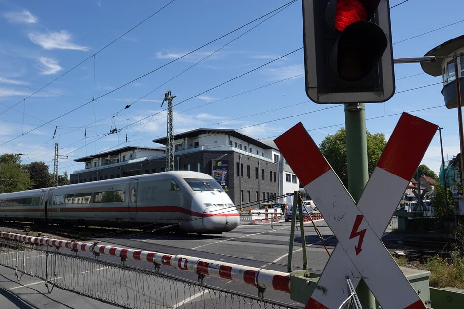 Im Fernverkehr fällt aufgrund der Sanierungsarbeiten unter anderem die ICE-Sprinterlinie von Bonn über Köln nach Berlin aus.