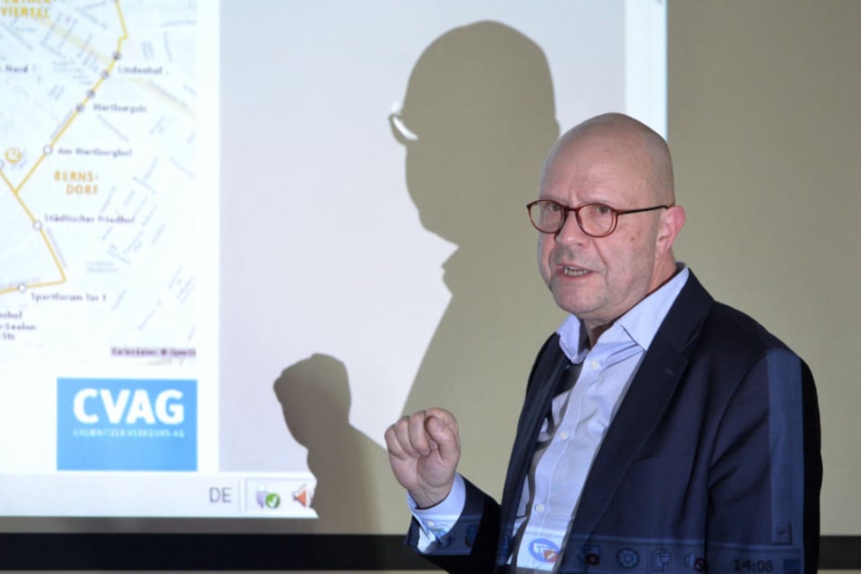 CVAG-Sprecher Stefan Tschök (61) erklärte im Rathaus die Verbesserungen im Liniennetz.
