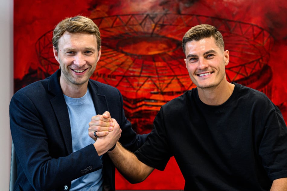 Am Montag unterzeichnete der Angreifer im Beisein von Sportchef Simon Rolfes (43, l.) einen neuen Kontrakt bei der Werkself.