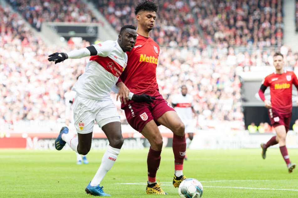 Silas Wamangituka (l.) vom VfB Stuttgart in Aktion gegen Aaron Seydel (r.) vom SSV Jahn Regensburg.