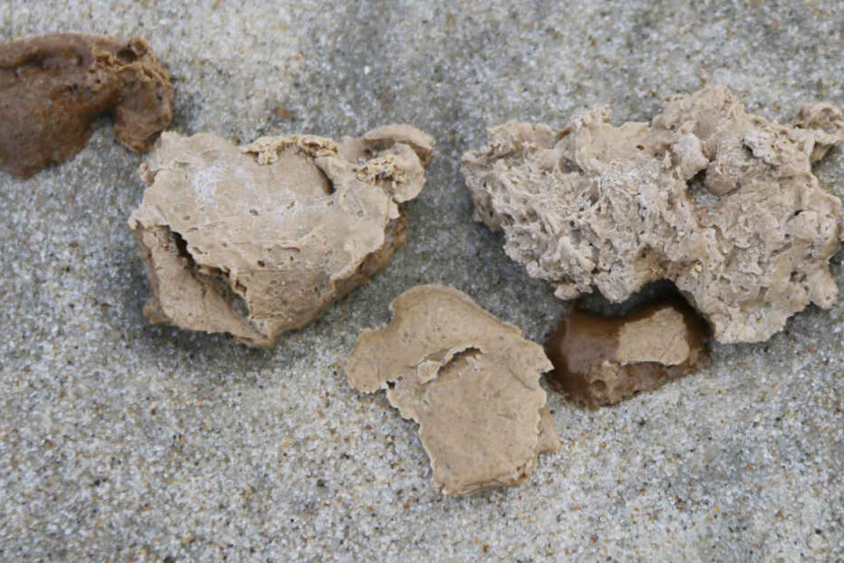 Der Landesbetrieb für Wasserwirtschaft, Küsten- und Naturschutz (NLWKN) untersucht das angeschwemmte Material.