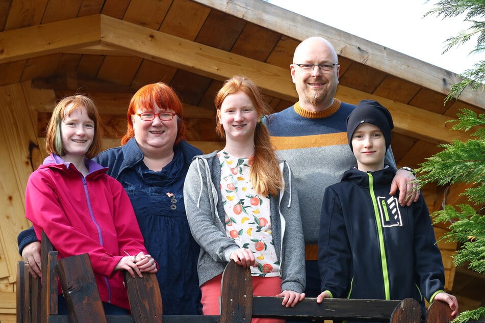 Glück hoch drei: Grit (46) und Markus Bäßler (44) sind so stolz auf ihre 11-jährigen Drillinge Emilie (l.), Olivia und Manuel.