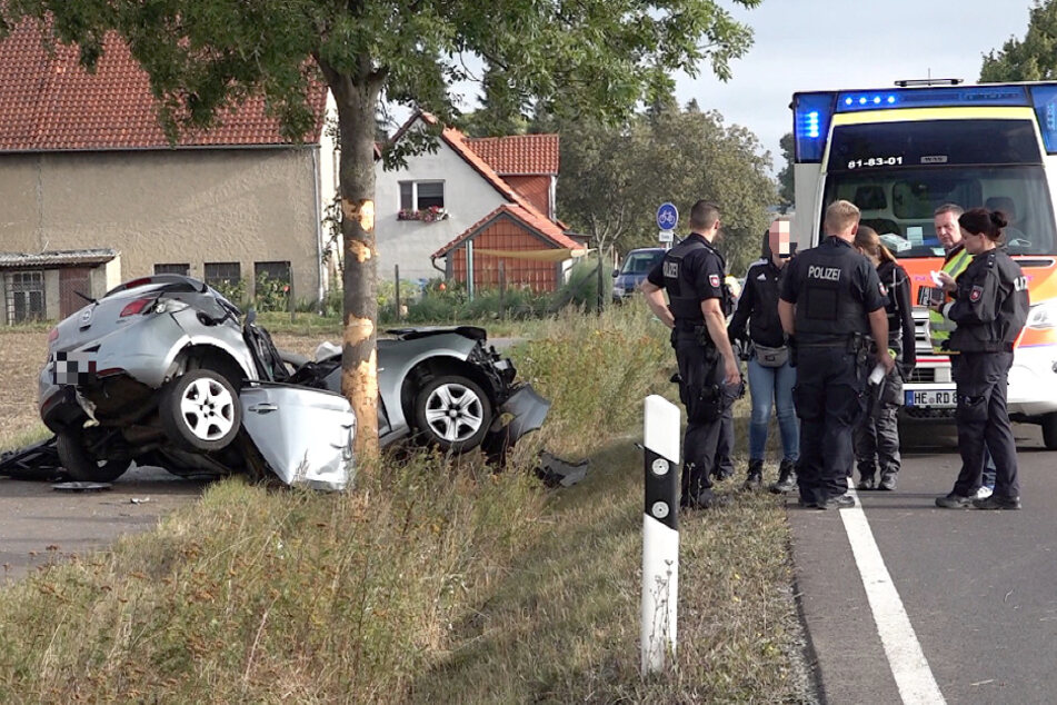 Aktuell ist noch unklar, warum der Opel Corsa aus der Kurve geriet.