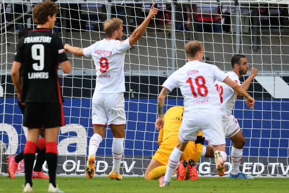 Torschütze Ellyes Skhiri (r.) und seine Kölner Mitspieler bejubeln das 1:0 für die Gäste in der 14. Minute.