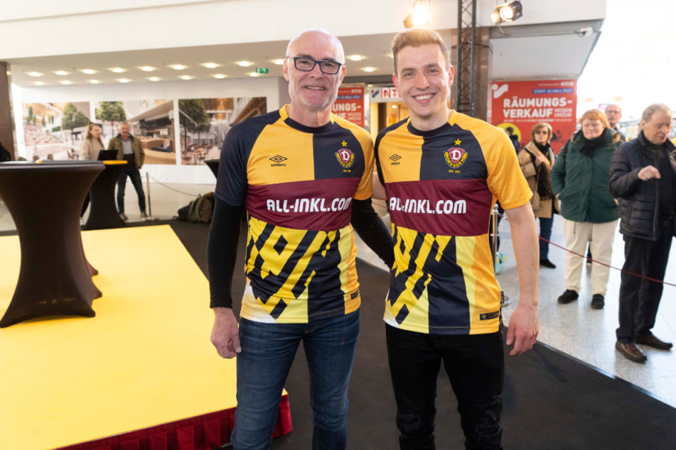 Ralf Hauptmann (54, l.) mit Sohn Niklas (27) bei der Vorstellung des Dynamo-Sondertrikots zum 70. Vereinsgeburtstag im April.
