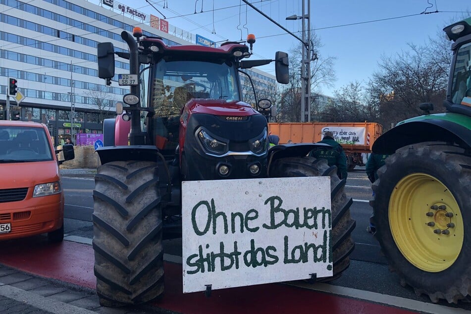 Auf der Brückenstraße trafen sich am Montag zahlreiche Landwirte mit ihren Traktoren.