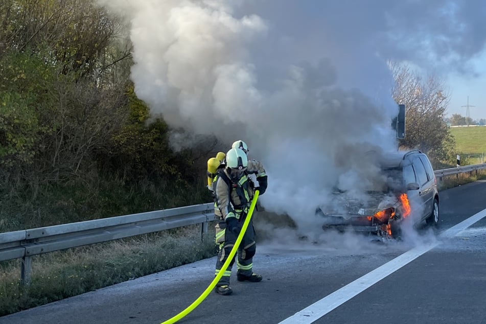 Unfall A4: Skoda in Flammen! Vollsperrung auf A4 bei Dresden