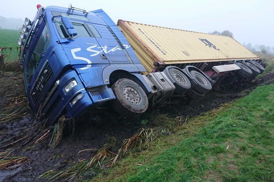 Lkw umgekippt: Diesel ausgelaufen, Landstraße voll gesperrt