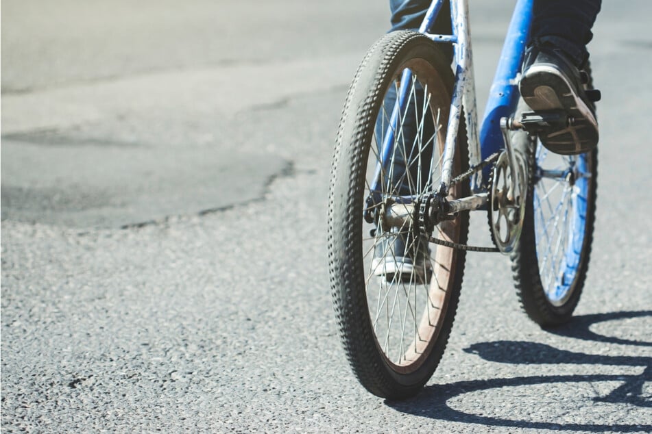 Junger Radfahrer kollidiert mit Renault: Kind (11) schwer verletzt in Klinik gebracht