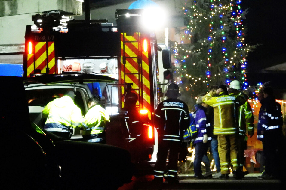 Feuerwehrleute und Rettungskräfte eilten nach dem Notruf zu der Weihnachtsfeier - doch für zwei Gäste gab es keine Rettung mehr.