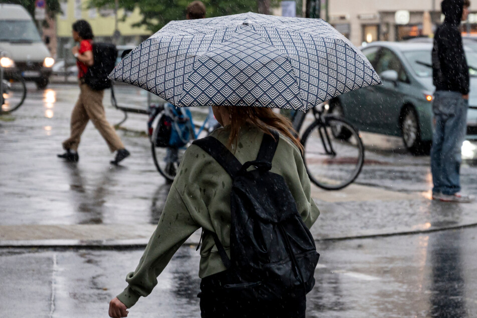 Einen Regenschirm sollten die Berliner weiter parat haben. Es bleibt nass.