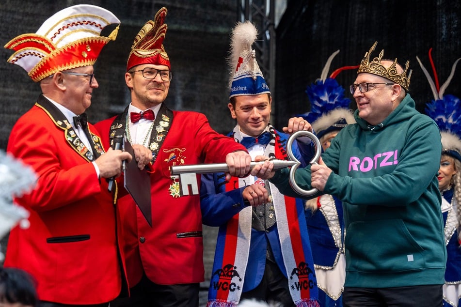 Chemnitz: Narren übernehmen Schlüssel zum Chemnitzer Rathaus: Gestatten, König Rotz!