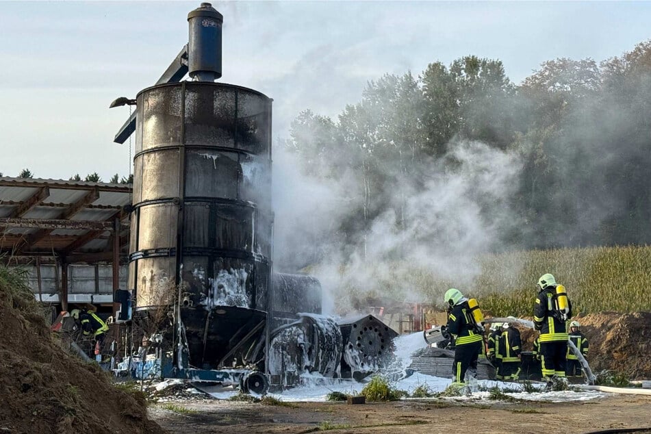 Offenbar hatte ein technischer Defekt das Silo in Brand gesetzt.