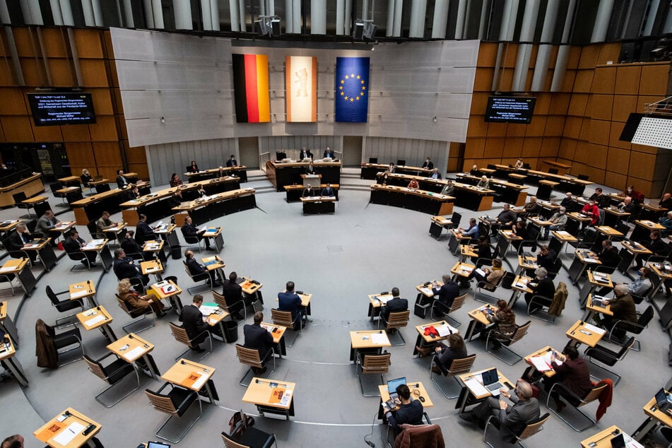 Michael Müller (56, SPD), Regierender Bürgermeister von Berlin, spricht bei der Sondersitzung im Berliner Abgeordnetenhaus am Rednerpult zu den Abgeordneten.