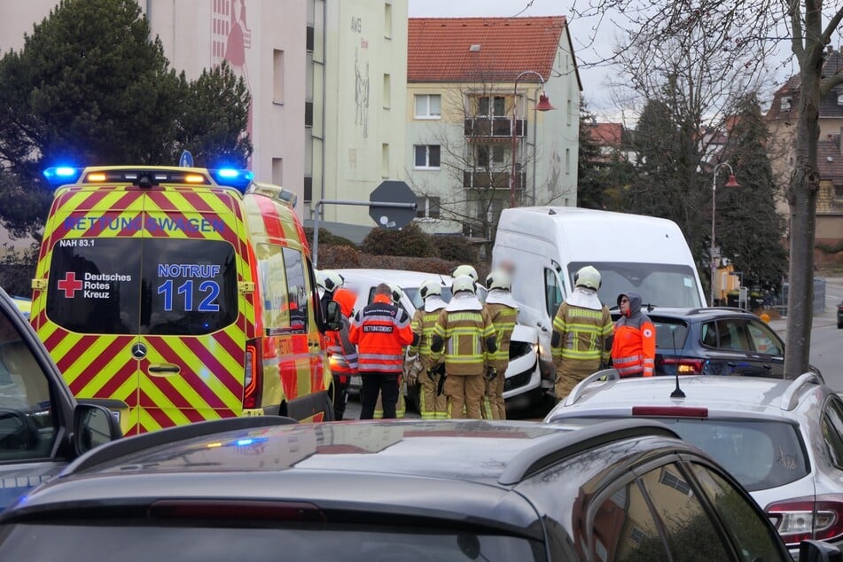 Zahlreiche Einsatzkräfte versorgen die Fahrer und sichern die Unfallstelle ab.