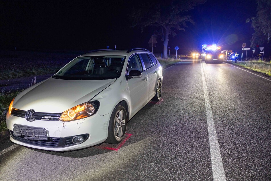 Dieser VW kollidierte am Abend mit dem E-Bike-Fahrer. Die Frauensteiner Straße (S184) musste komplett gesperrt werden.