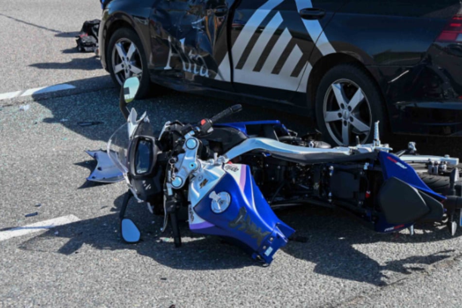 Bikerin nach schwerem Vorfahrts-Crash im Krankenhaus