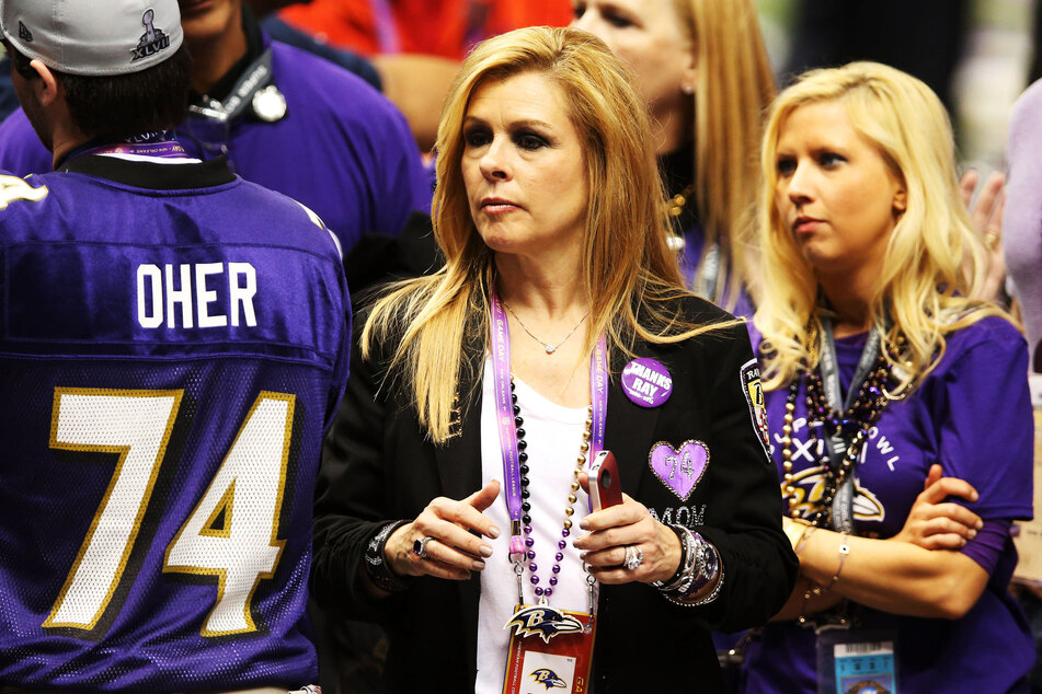 Leigh Anne Tuohy (c.) was played by Sandra Bullock in the 2009 Oscar-winning movie.