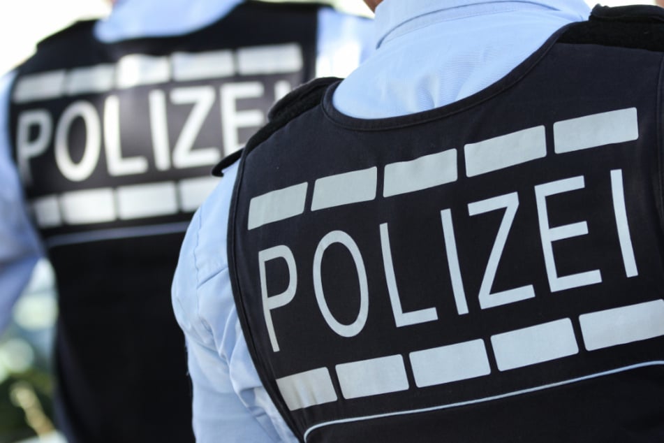 Polizeibeamte konnten den 42-jährigen renitenten Eis-Dieb stellen und wurden dabei leicht verletzt. (Symbolbild)