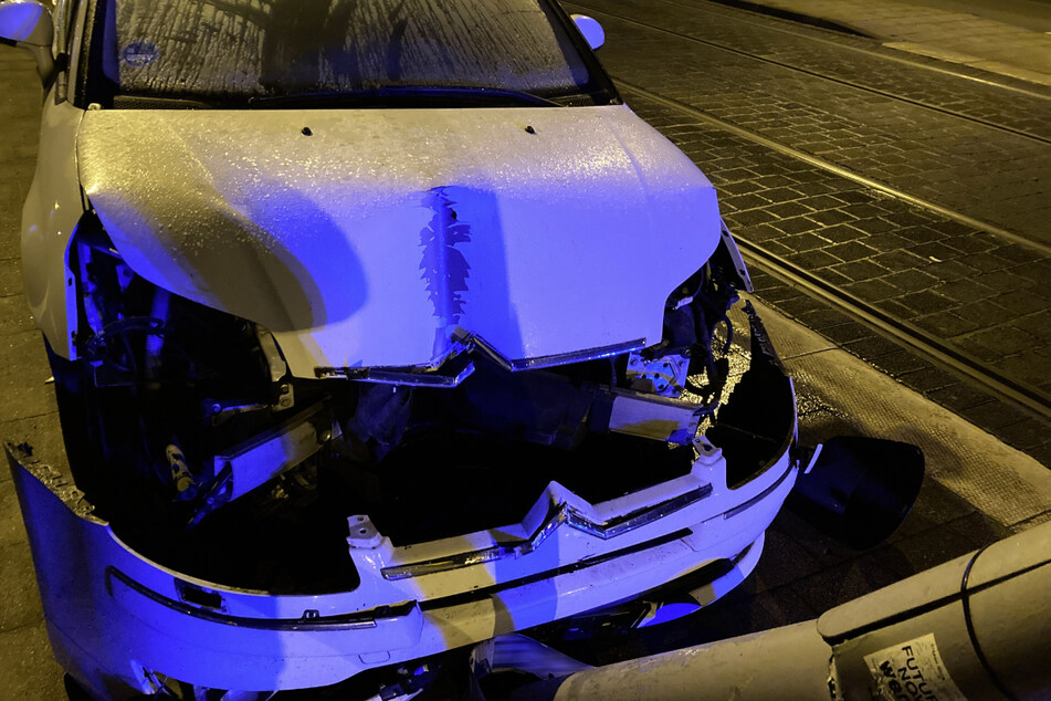 Der Citroën wurde durch den Unfall schwer beschädigt und der Ampelmast umgenickt.