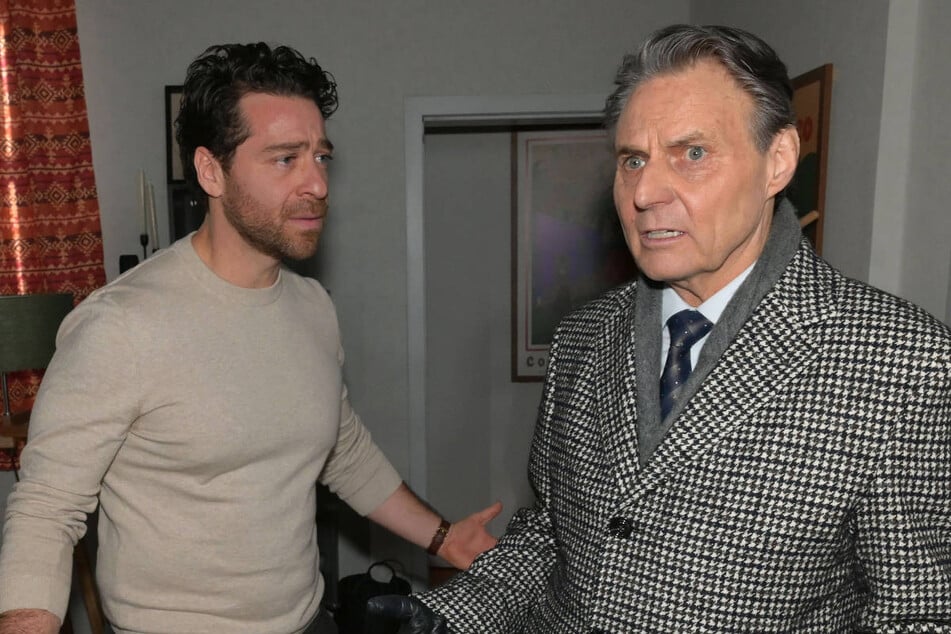 Carlos ahnt, dass er mit dem Geständnis vor Joachim einen schweren Fehler begangen hat.