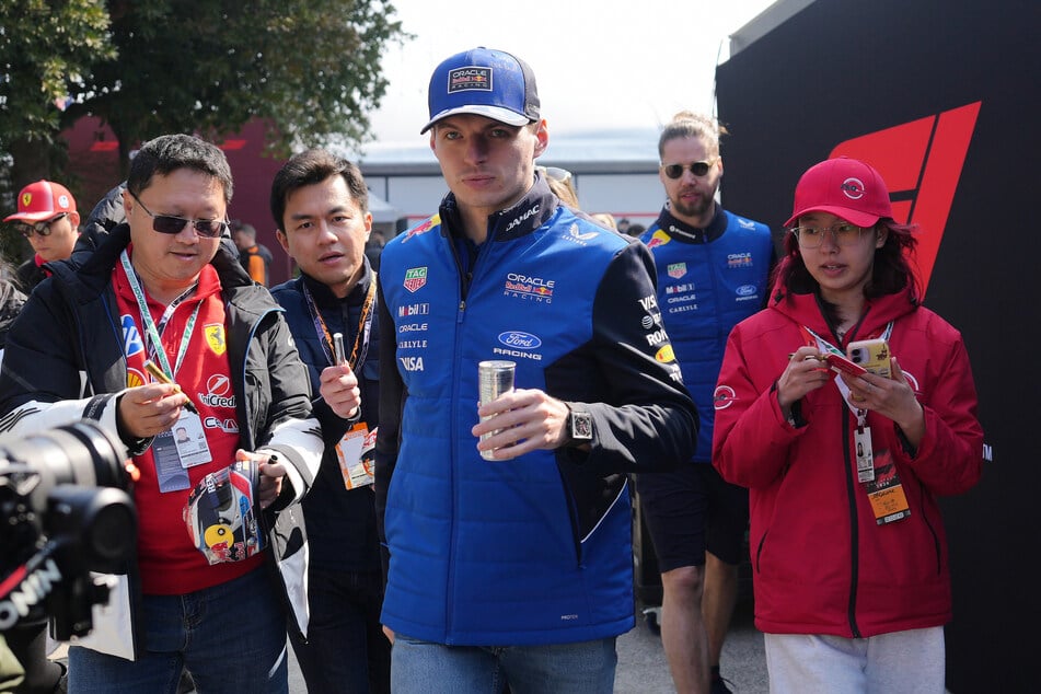 Erwischte mal wieder einen rabenschwarzen Arbeitstag: Max Verstappen (28, M.).