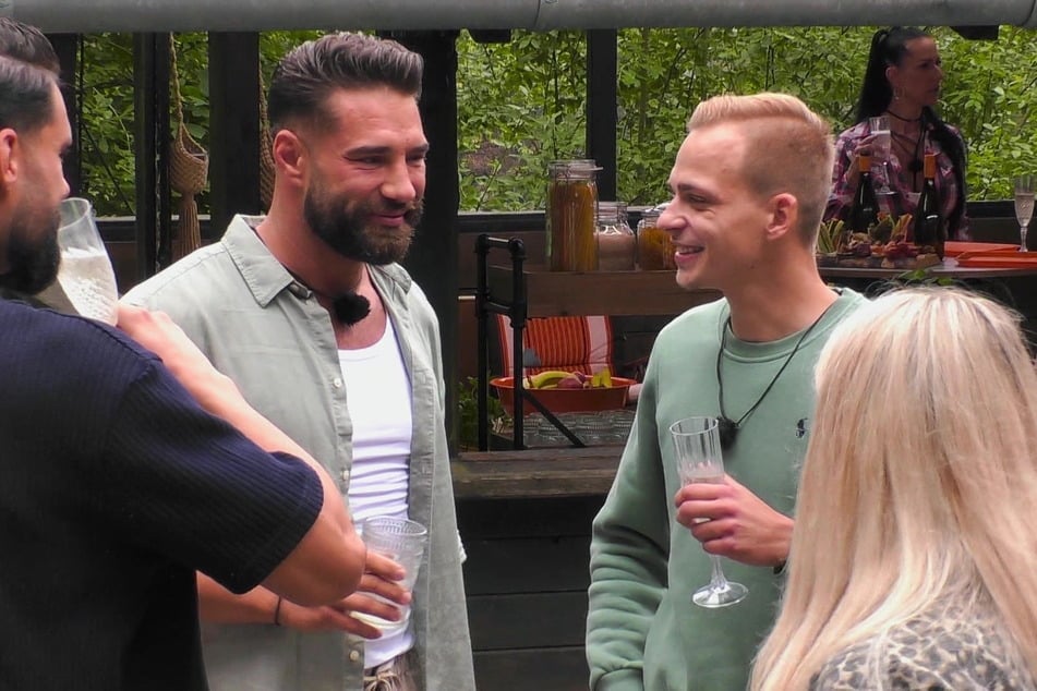 Aleks Petrovic (34, 2.v.l.) sorgt bereits mit seiner Anwesenheit für erregte Gemüter.