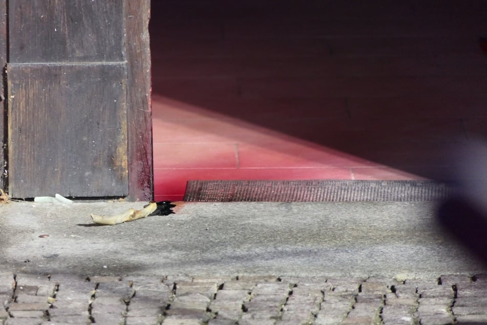 In dem Gebäude fanden die Einsatzkräfte einen unbekannten roten Stoff vor.