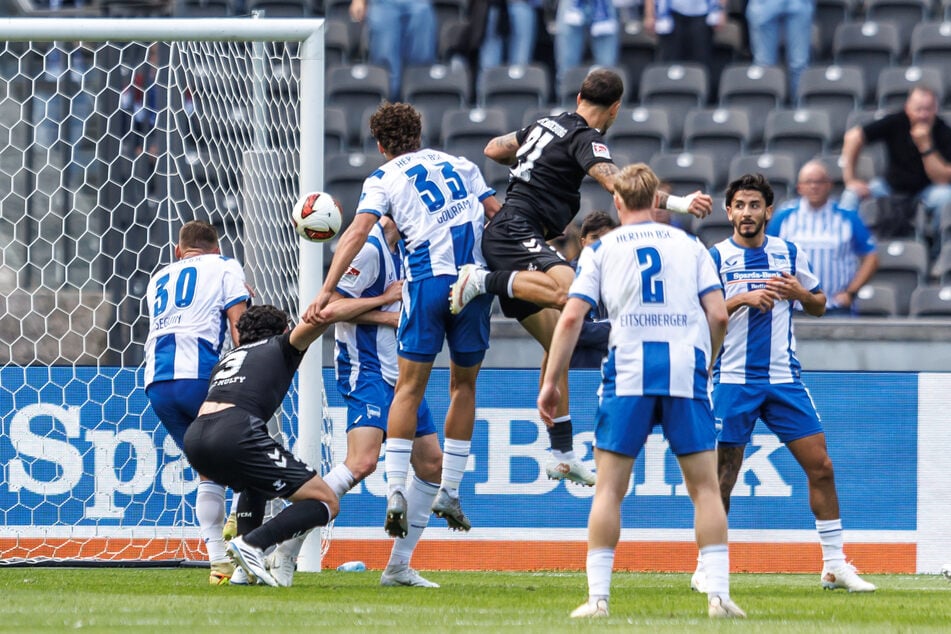 Falko Michel (25) stieg von allen am höchsten und nickte zum 1:1-Ausgleich ein.