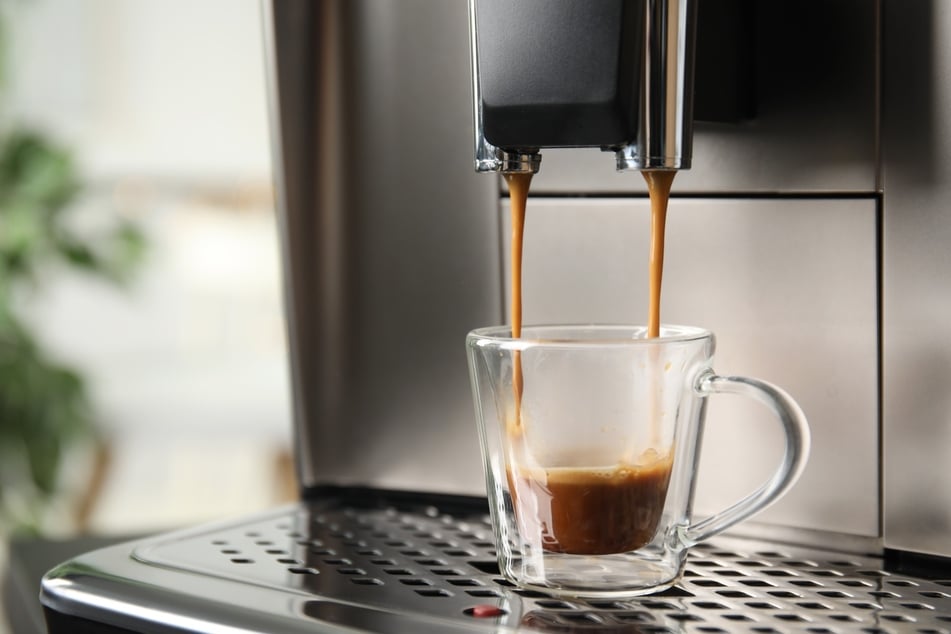 Frischer Kaffee aus dem Kaffeevollautomaten - zu Hause Kaffee genießen ohne großen Aufwand.