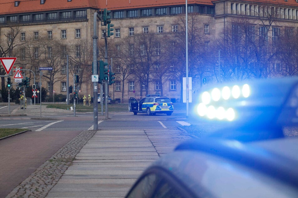 Die Polizei bei ihrer Überwachung des Geländes.