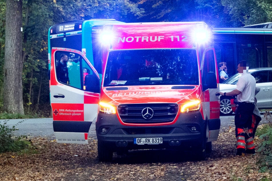 Der Rettungsdienst war rasch zur Stelle: Auf der L3405 bei Offenbach kam es am Dienstag zu einem Unfall mit einer schwer verletzten Seniorin.