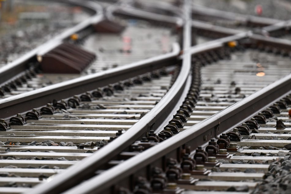Der 36-Jährige sorgte durch sein rücksichtsloses Verhalten für Verspätungen und Umleitungen im Betriebsverkehr der Deutschen Bahn. (Symbolbild)