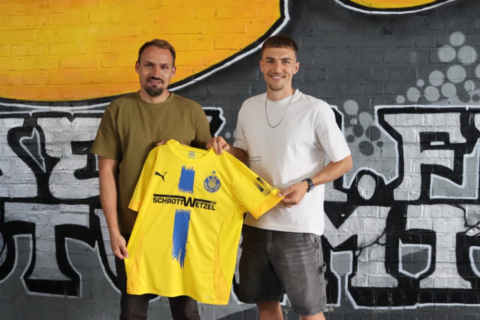 Sportdirektor Toni Wachsmuth (38, l.) heißt Neuzugang Jonas Arcalean (28) herzlich willkommen.