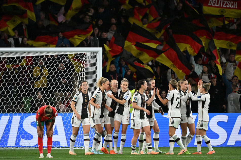 Deutsche Fahnen im Stadion und zu Hause vor dem Fernseher: Das Auftaktspiel der DFB-Frauen war ein voller Quotenerfolg.