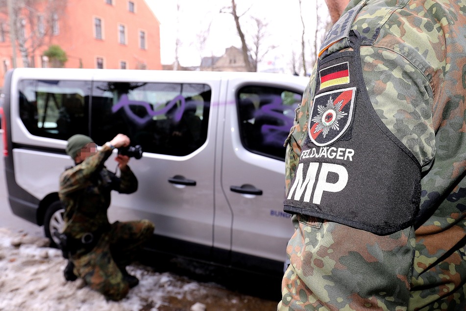 Reifen zerstochen, Fenster beschmiert: Bundeswehr-Transporter stark beschädigt!