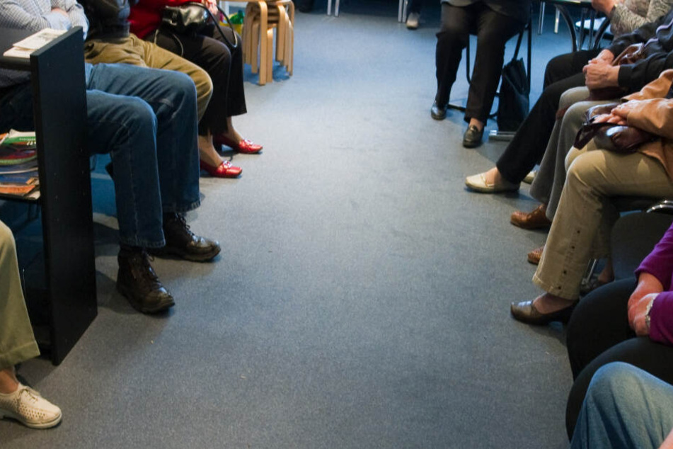 Im Praxisalltag ist es für Ärzte schwierig, mögliche Corona-Patienten im Wartezimmer von anderen zu trennen.