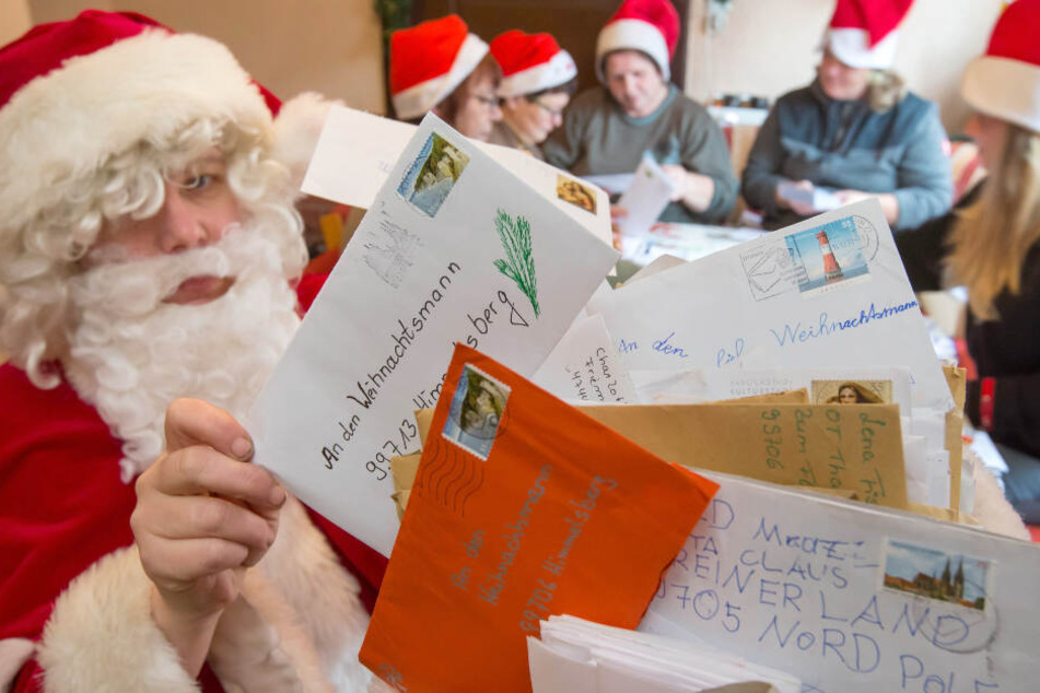Bisher sind 6800 Briefe im Weihnachtspostamt angekommen.
