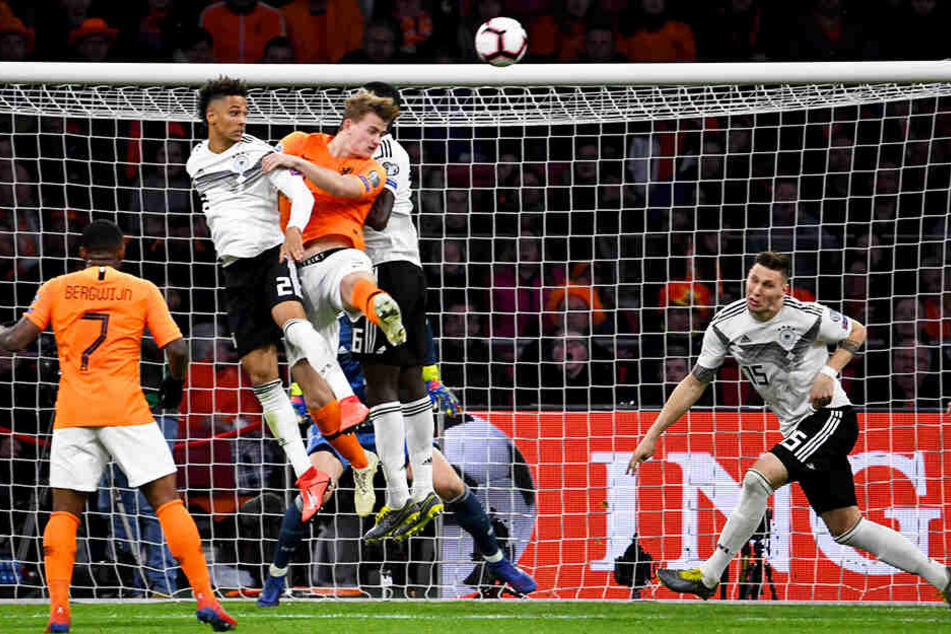 Matthijs de Ligt (Dritter von links) setzt sich gegen Thilo Kehrer (Zweiter von links) und Antonio Rüdiger (Zweiter von rechts) durch und trifft wenige Augenblicke später zum 1:2-Anschlusstreffer für die Niederlande.