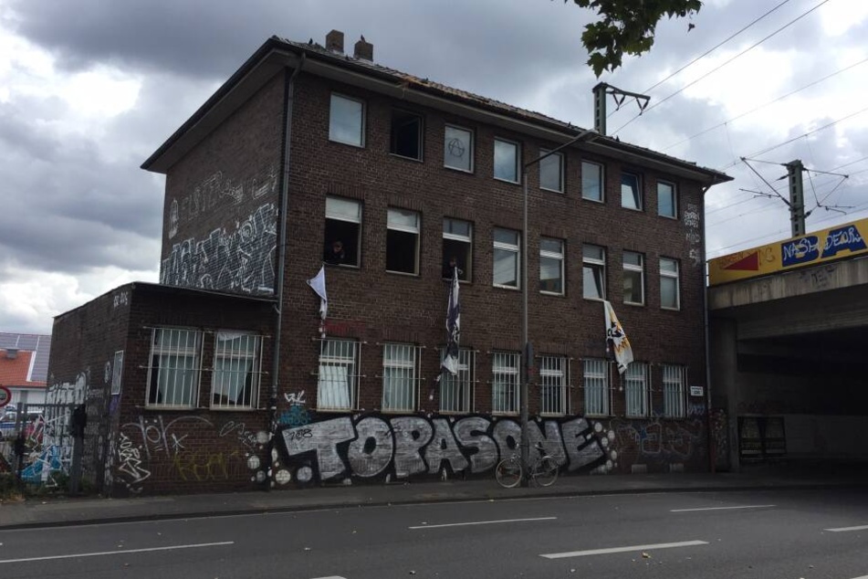 Das Haus an der Vogelsanger Straße gehört der Deutschen Bahn.