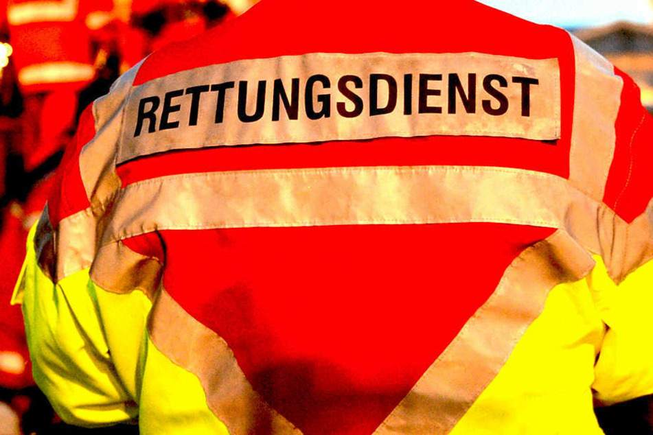 Der Rettungsdienst reanimierte das Mädchen und brachte es ins Krankenhaus. Dort verstarb das Kind. (Symbolbild)